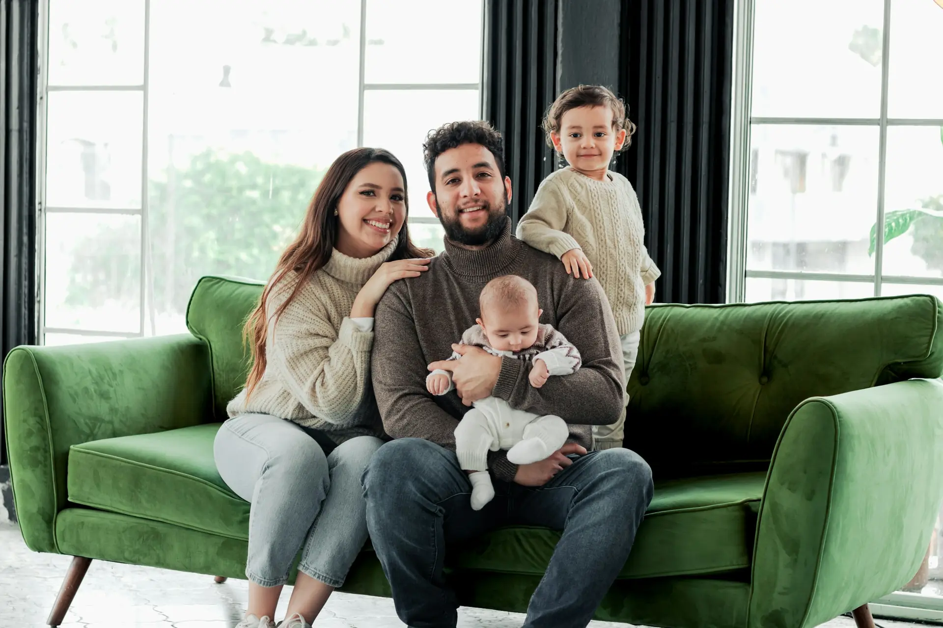 Une jeune famille sur le canapé de son salon
