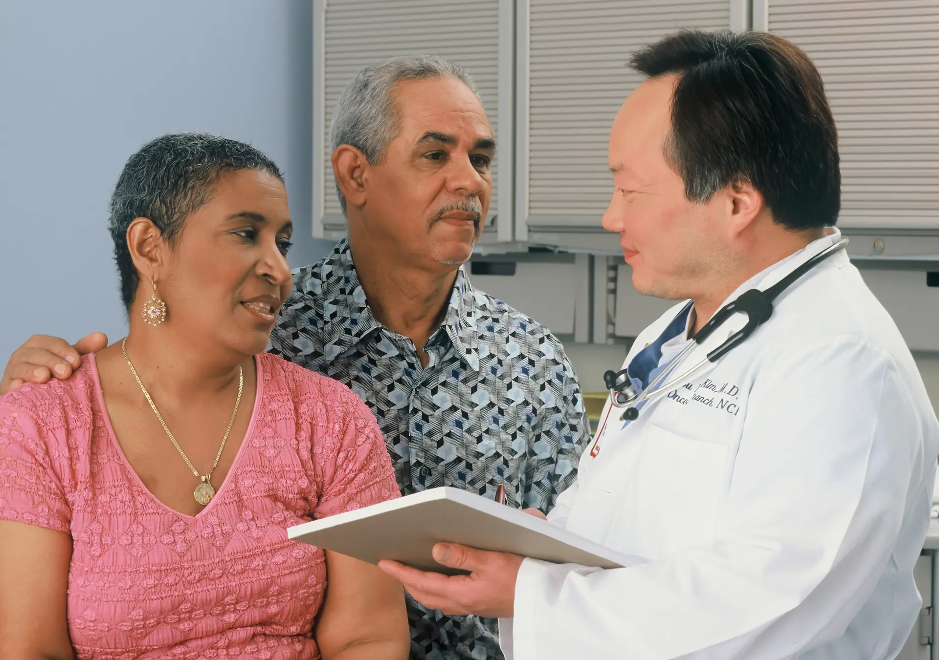 Un médecin explique un dossier à un couple